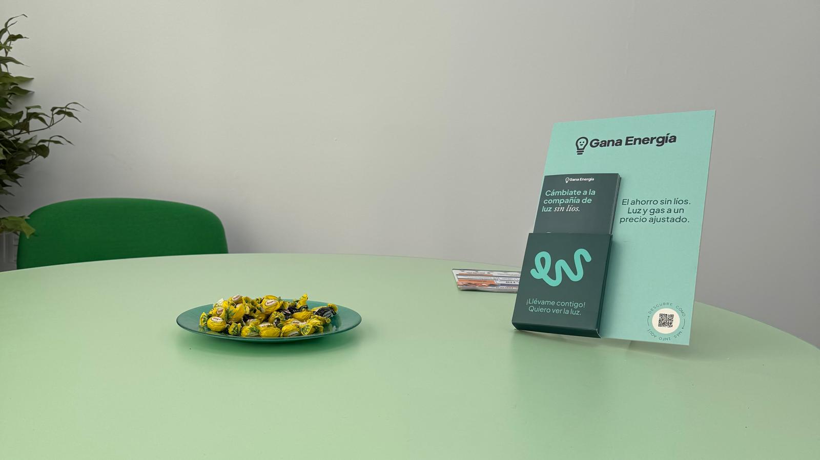 Mesa de atención con información de Gana Energía