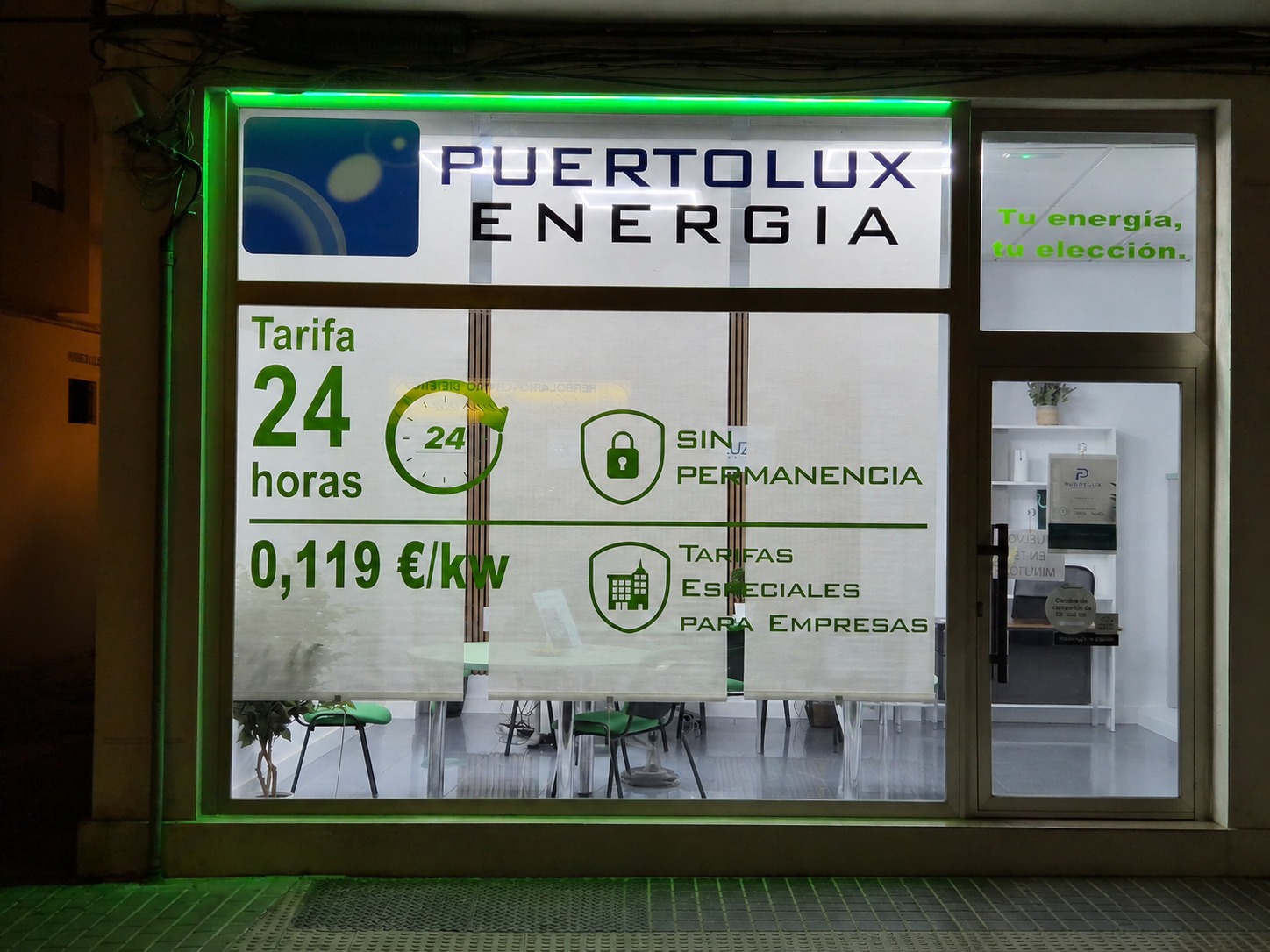 Escaparate de la oficina de Puertolux Energia en El Puerto de Santa María